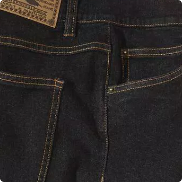 les jeans de couleur noire